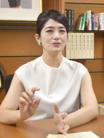 奄美群島振興開発審議会委員を務めるジャーナリストの三神万里子さん＝東京・銀座の南日本新聞社東京支社
