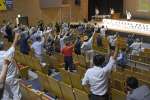 「基地反対」の気勢を上げる参加者＝西之表市民会館