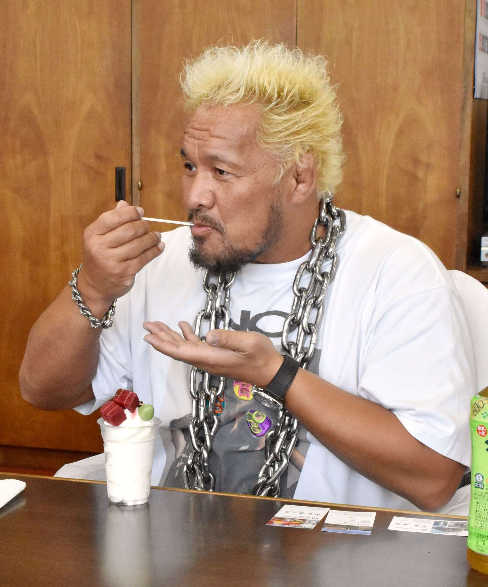 まぐろソフトクリームを味わう新日本プロレスの真壁刀義選手＝いちき串木野市