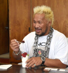 まぐろソフトクリームを味わう新日本プロレスの真壁刀義選手＝いちき串木野市役所