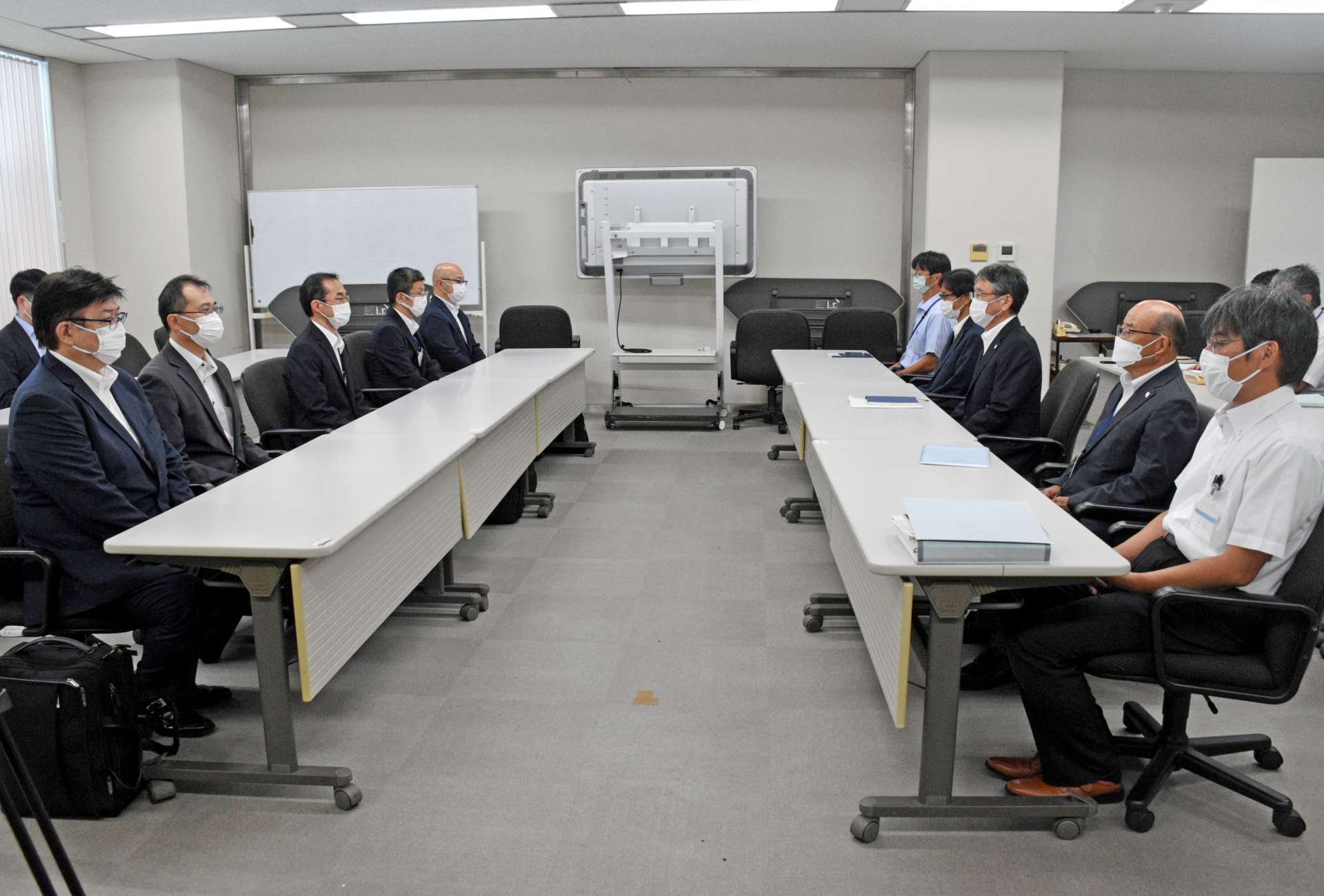 協議に臨む西之表市の幹部（右側）と防衛省の担当者＝５日、西之表市役所