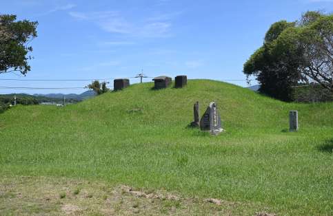 古墳のように盛り上がった地下壕跡。上部の突起は排気口と思われる＝南九州市頴娃町別府