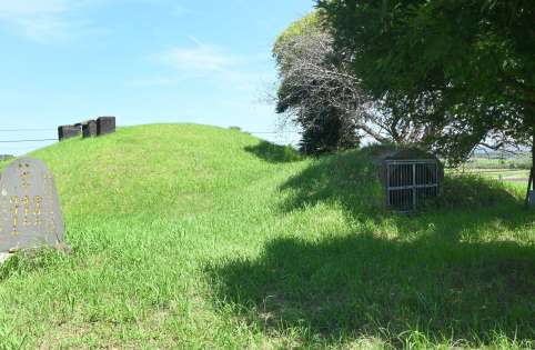 古墳のようにこんもり盛り上がった地下壕跡。右側に入り口がある＝南九州市頴娃町上別府