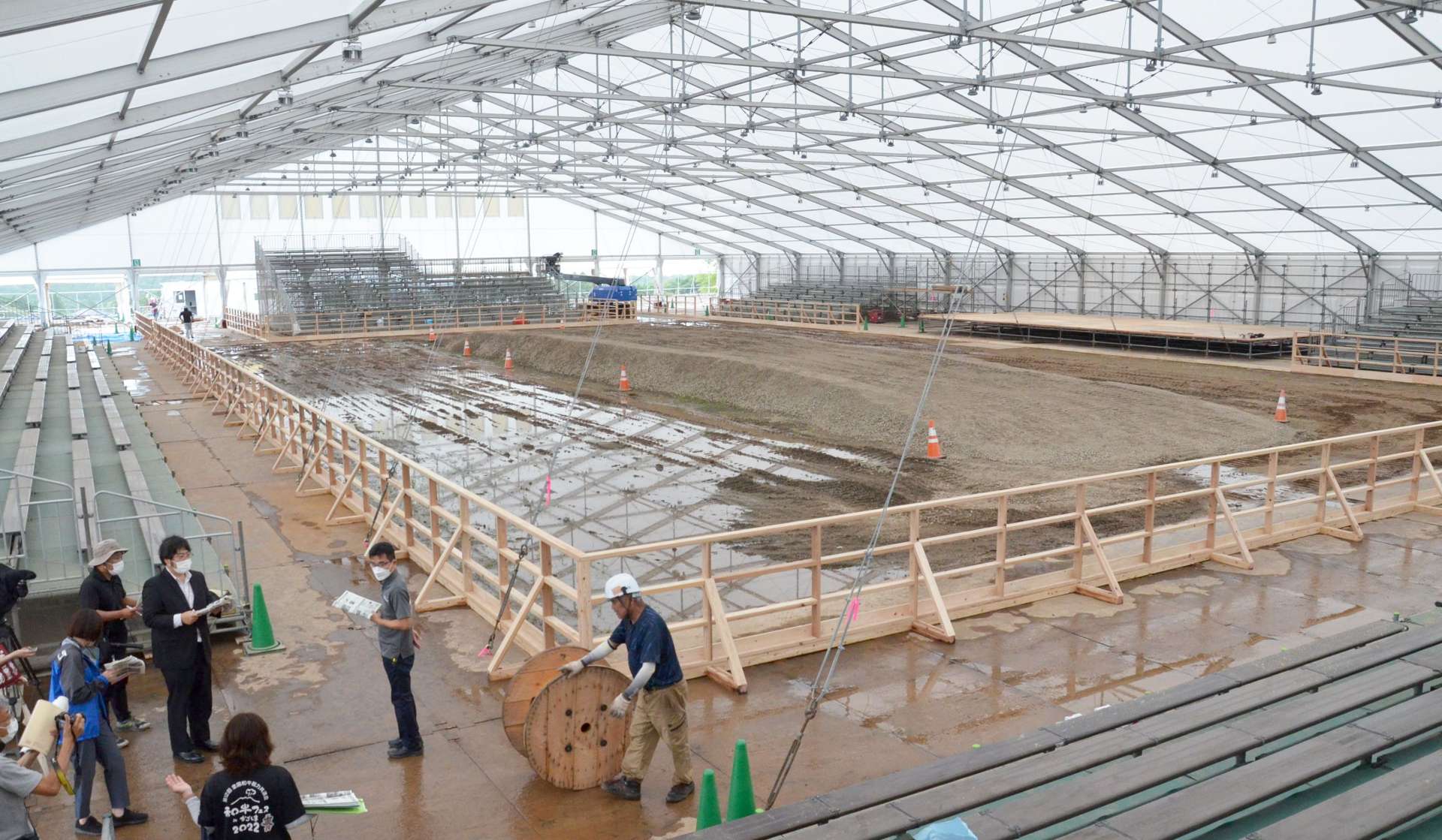 全共開幕に向けて整備が進む広さ４０００平方メートルの種牛審査会場＝６日、霧島市牧園