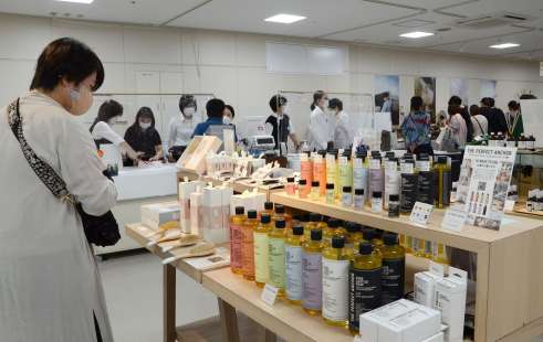 「使ってみたいＭＯＮＯフェア」で商品を選ぶ来店客＝鹿児島市の山形屋