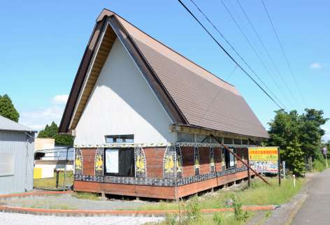 「パラオと日本友好の館」と名付けたパラオの集会場を模した建物＝小林市南西方