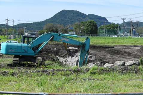 重機を使って撤去されるコンクリート塊＝７日午後２時、鹿屋市の海上自衛隊鹿屋航空基地