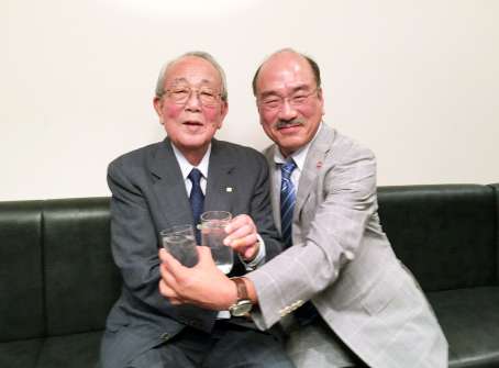 稲盛和夫さん（左）と酒を酌み交わす濵田雄一郎さん（濵田酒造提供）