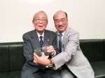 稲盛和夫さん（左）と酒を酌み交わす濵田雄一郎さん（濵田酒造提供）