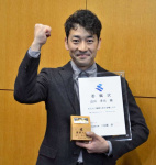 薩摩大使に委嘱され「きばっでいっど」と意気込みを見せる迫田孝也さん＝鹿児島県庁