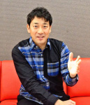 連載エッセー「迫田孝也のオモ語り」の抱負を語る迫田孝也さん＝東京都目黒区