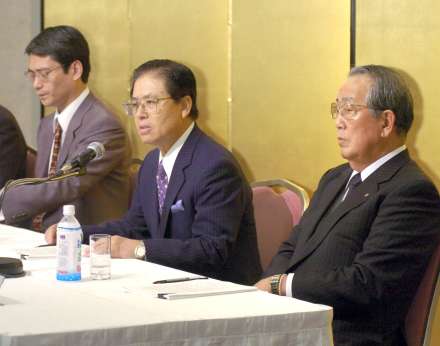 グリーンピア指宿落札について会見する永田良一さん（左）と稲盛和夫さん（右）＝２００４年７月８日、鹿児島市のホテル