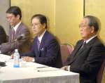 グリーンピア指宿落札について会見する永田良一さん（左）と稲盛和夫さん（右）＝２００４年７月８日、鹿児島市のホテル