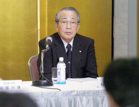 グリーンピア指宿落札に関する会見に臨む稲盛和夫氏＝２００４年７月８日、鹿児島市内のホテル