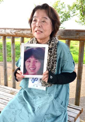 「妹が拉致されてからいっとき夕日を見るのが怖くなった」と話す平野フミ子さん＝熊本県八代市