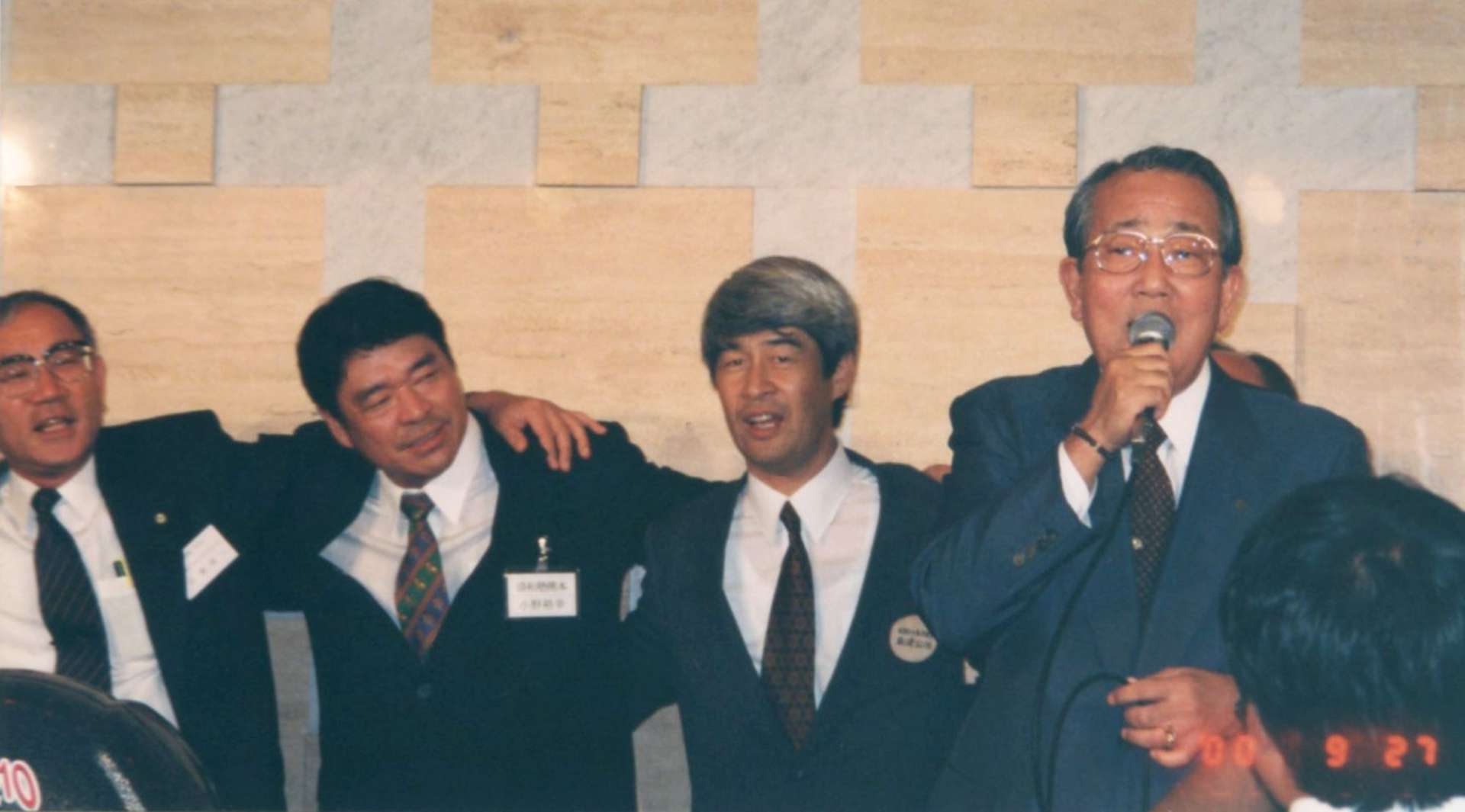 盛和塾の集まりでカラオケを熱唱し、場を盛り上げる稲盛和夫さん（右端）＝２０００年９月２７日、鹿児島市のホテル（島津公保さん＝右から２人目＝提供）