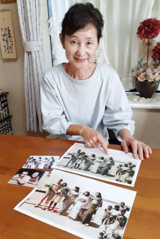 見つかった写真を説明する武田久美子さん＝２４日、鹿屋市今坂町