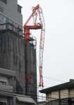 台風１４号が上陸した１８日、折れ曲がったマンション建設現場の作業用クレーン＝鹿児島市高麗町