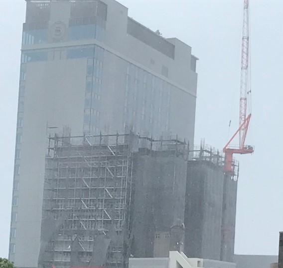 【台風前】マンション建設現場で折れ曲がる前のクレーン