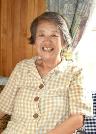 母子で乗り越えた戦後の苦労を語る塩屋敬子さん＝南さつま市笠沙町赤生木