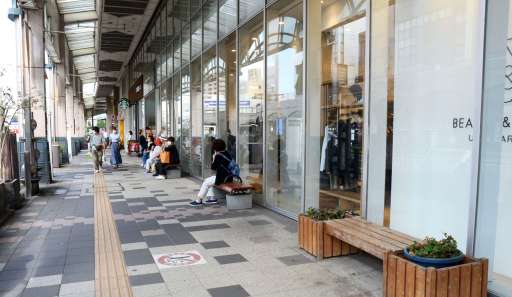 マルヤガーデンズ前の舗道上に設置されたベンチ＝９月中旬、鹿児島市呉服町