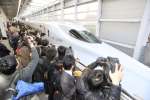 九州新幹線の全線開業でにぎわうJR鹿児島中央駅。「最南端の新幹線駅」となっている＝２０１１年３月１２日、鹿児島市