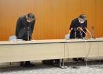 職員の不祥事を謝罪する県医師会の池田琢哉会長（右）ら＝２７日、県医師会館