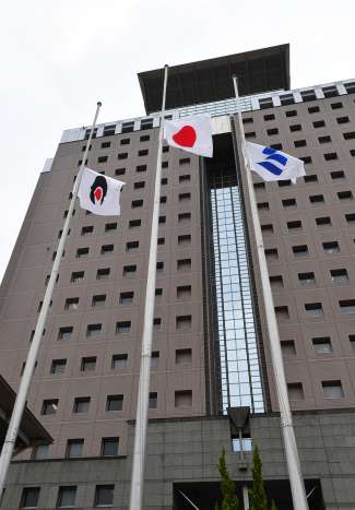 安倍元首相の国葬に合わせ、県庁に掲げられた半旗＝鹿児島市鴨池新町