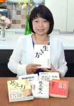 稲盛和夫さんの著書は繰り返し読んだという赤尾かおりさん＝鹿児島市