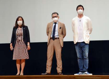 依存症のメカニズムや回復法について話す田中紀子さん（左）と高知東生さん（右）＝９月１１日、霧島市の溝辺公民館