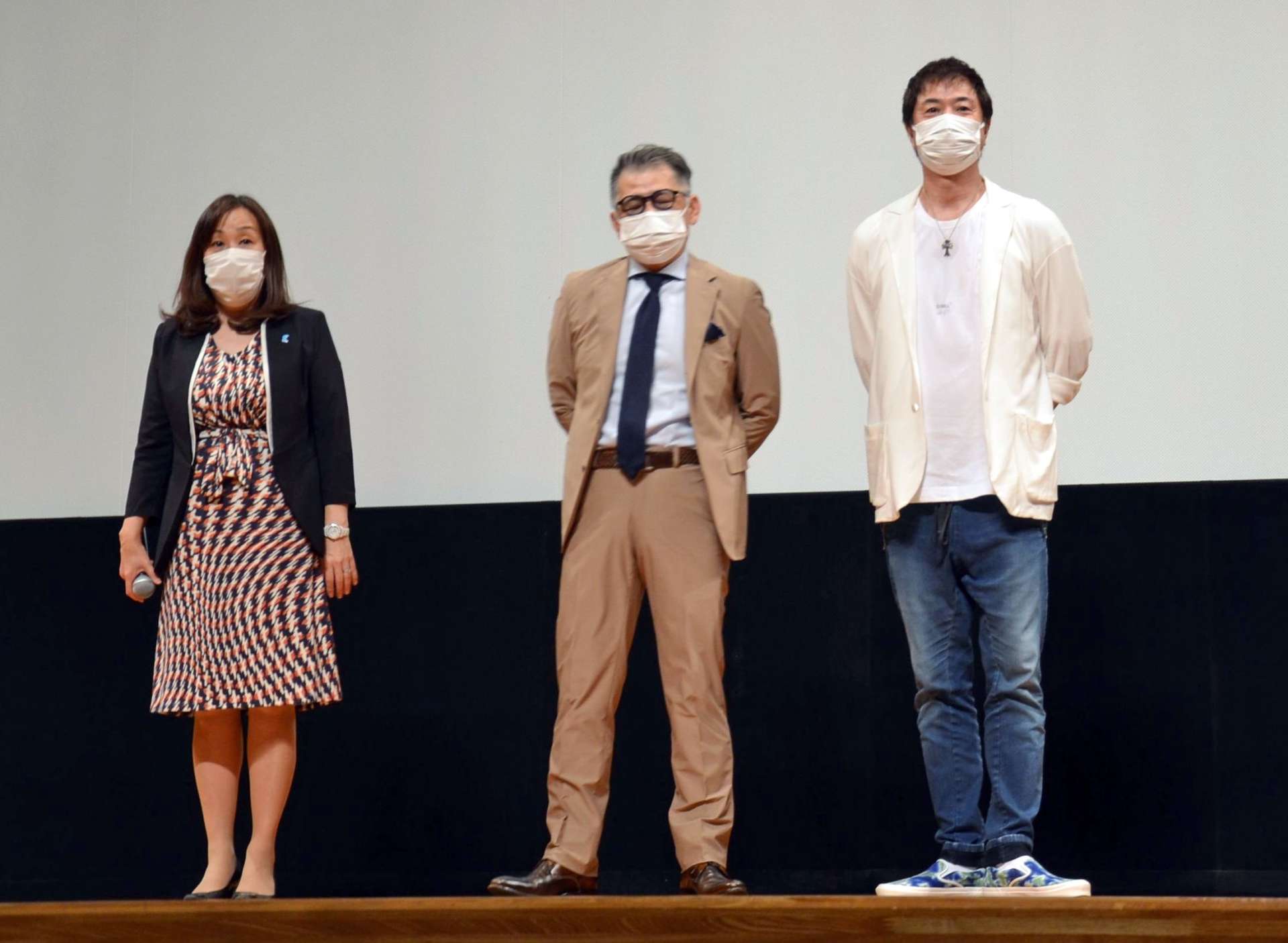 依存症のメカニズムや回復法について話す田中紀子さん（左）と高知東生さん（右）＝９月１１日、霧島市の溝辺公民館