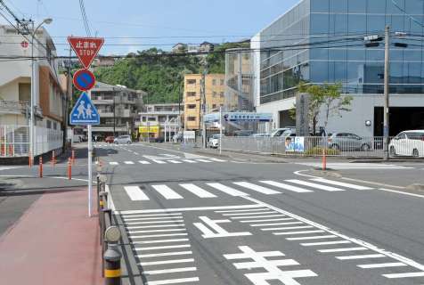 一灯式点滅信号機が撤去され、一時停止の標識などが整備された鹿児島みなみ保育園前の交差点＝鹿児島市東郡元町