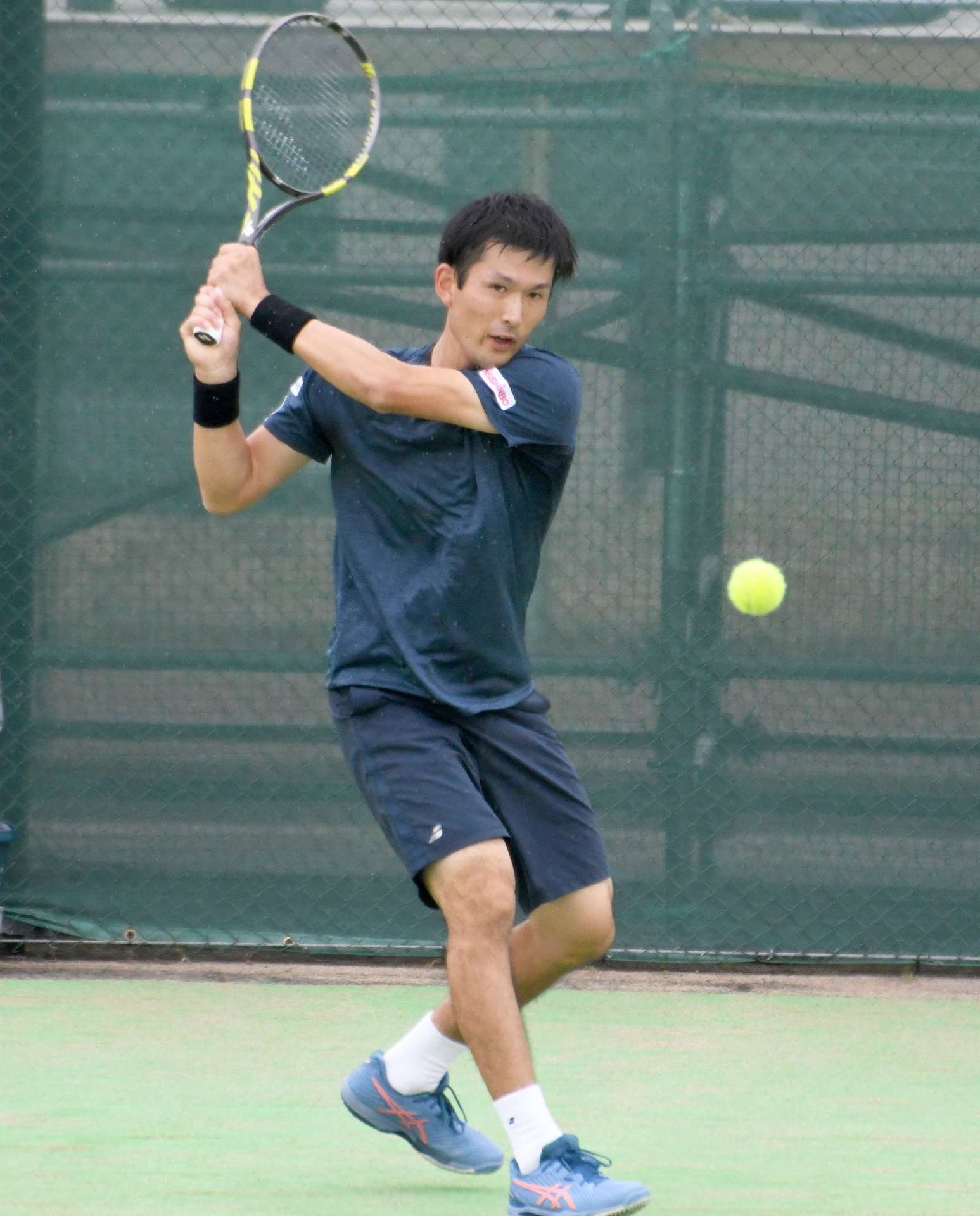 成年男子決勝、優勝に貢献した山崎純平（県スポ協）＝宇都宮市屋板運動場