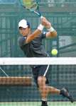 成年男子決勝、鋭いバックハンドで攻める齋藤惠佑（県スポ協）＝宇都宮市屋板運動場