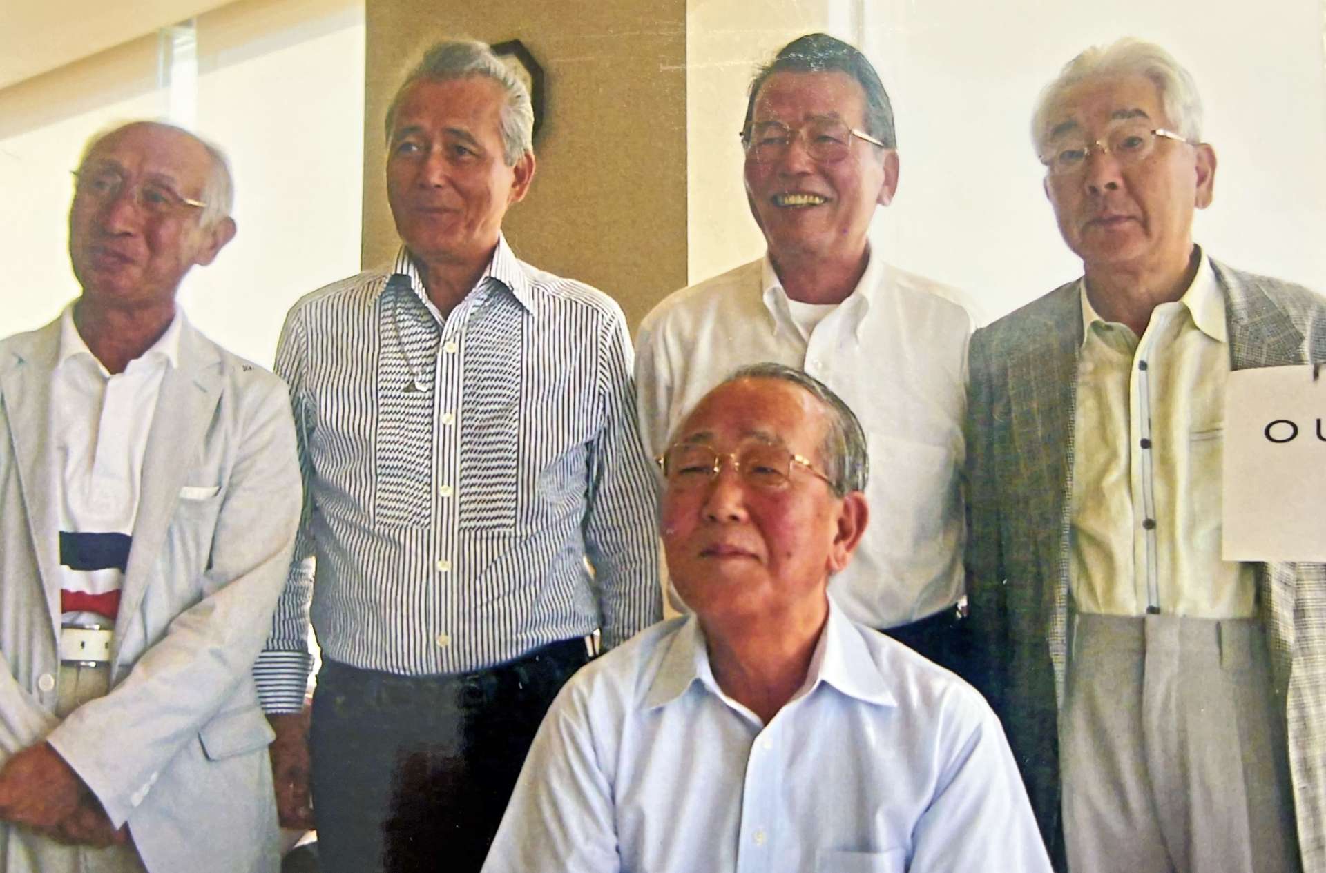 京セラＯＢ会のゴルフ大会に参加した稲盛和夫さんと永田龍二さん（後列左から２番目）らＯＢ＝２００９年９月、さつま町（永田さん提供）