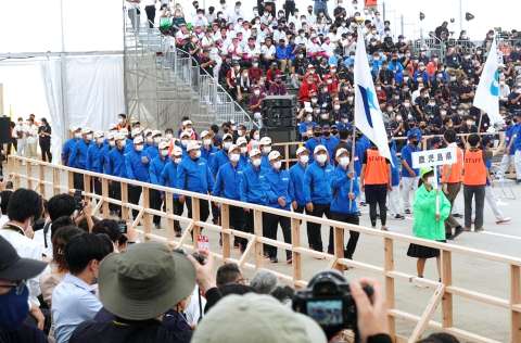 開会式で入場行進する鹿児島県の関係者ら＝６日、霧島市牧園