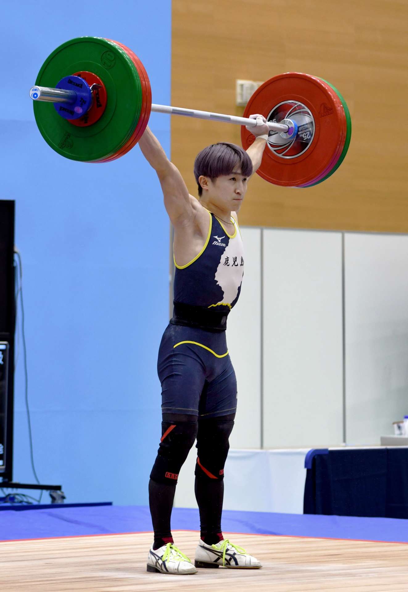 重量挙げ成年男子５５キロ級で頂点に立った砂山昂大（県スポーツ協会）＝小山市立体育館