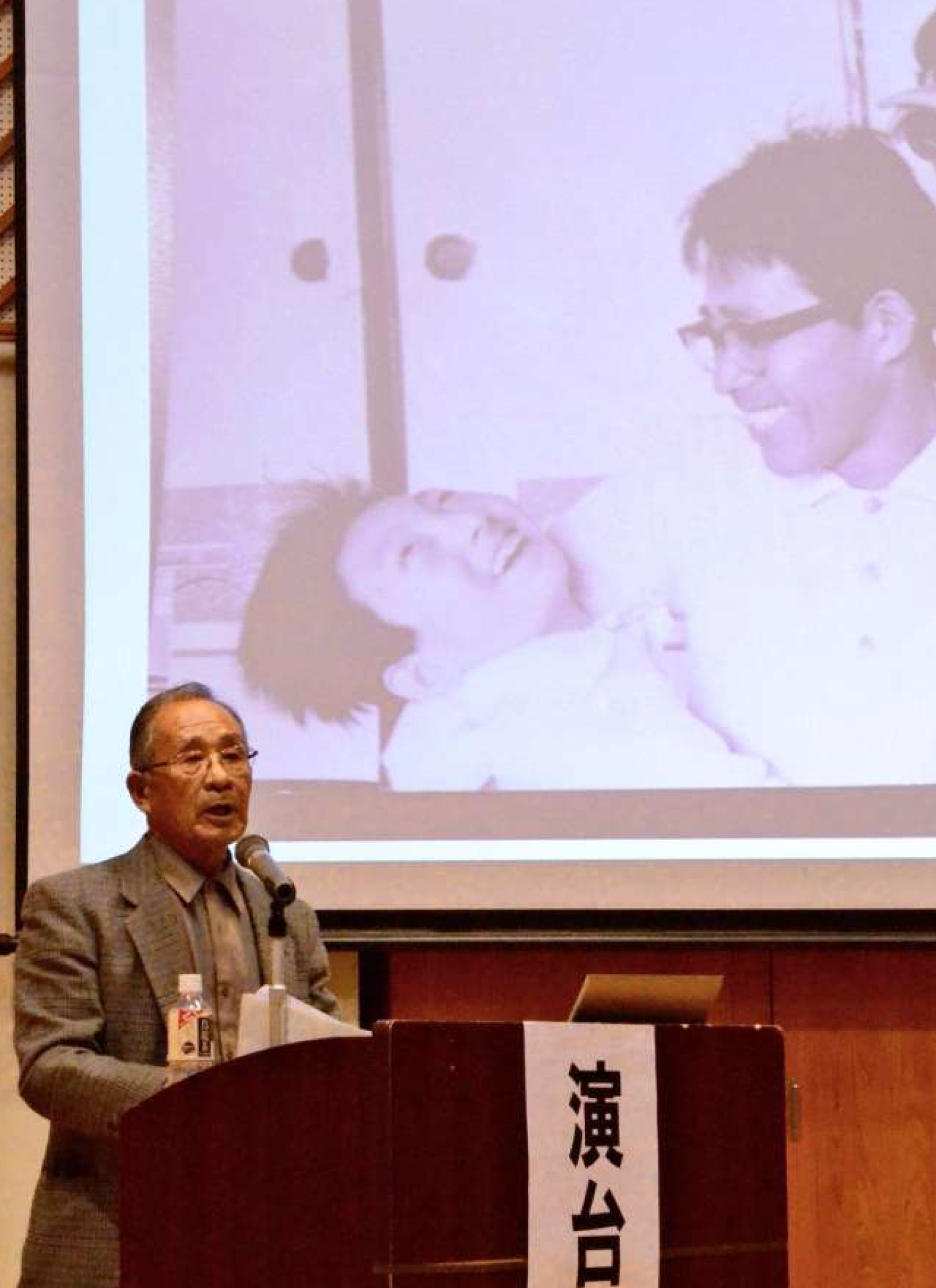 胎児性患者の長女智子さんについて語る上村好男さん＝２０１６年、熊本県水俣市のもやい館