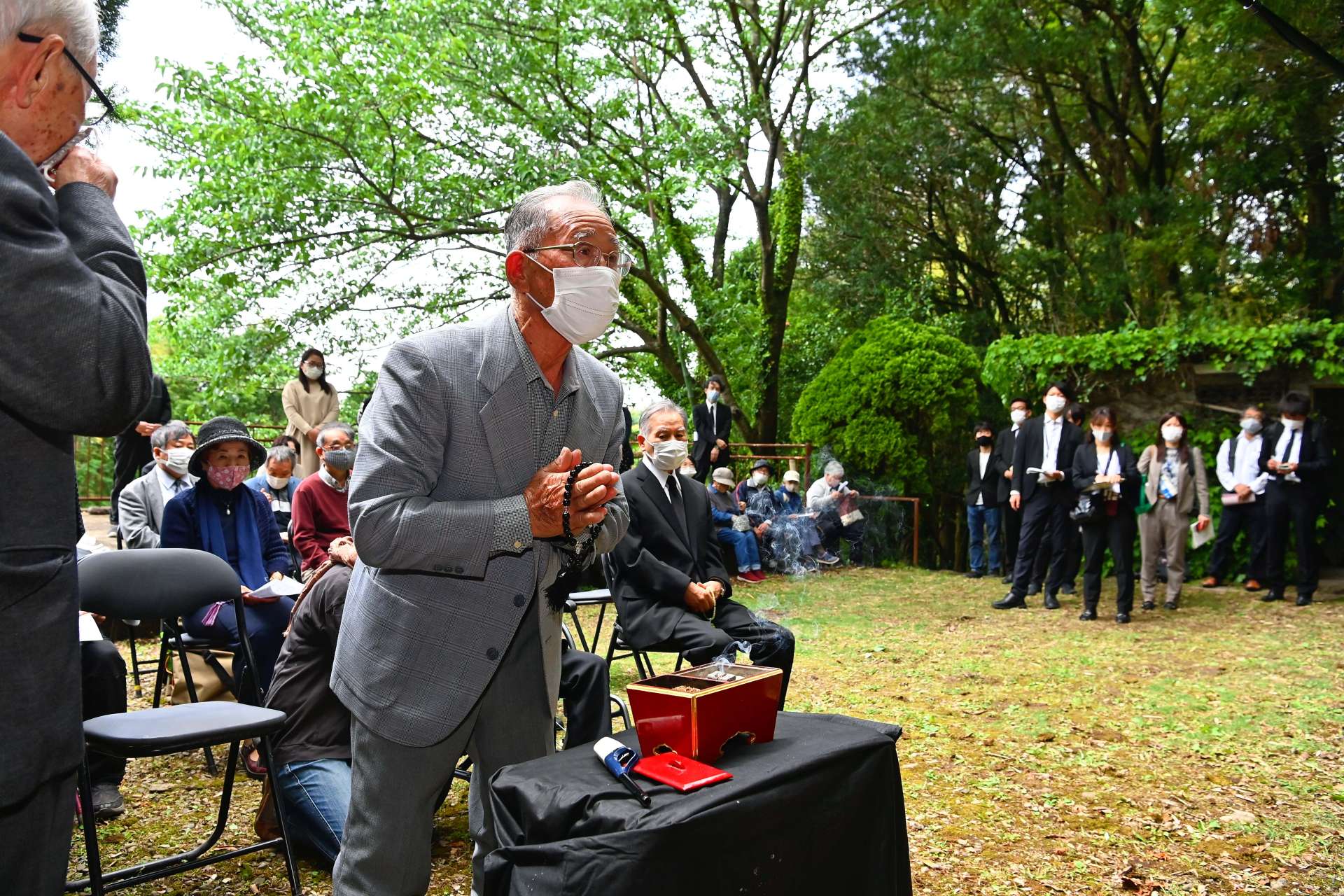 乙女塚を見つめて手を合わせる上村好男さん＝２０２１年５月１日、水俣市袋（代表撮影）