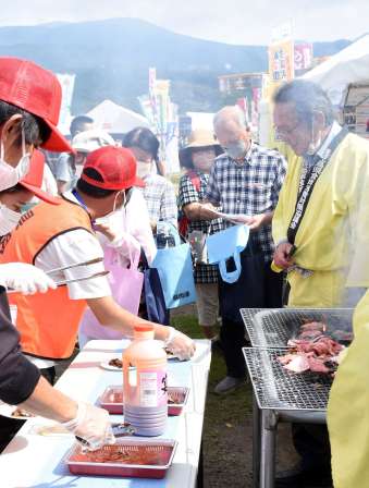 鹿児島黒牛肉の試食に並ぶ来場者＝６日、霧島市牧園