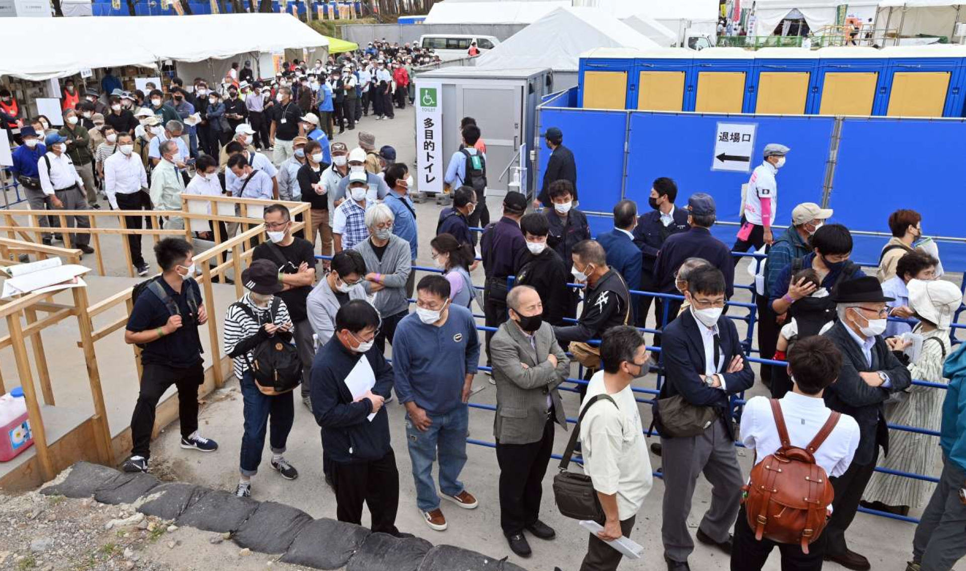 審査場に入ろうと列を作る来場者＝８日午前、霧島市牧園