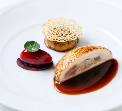 大会で作った国産黒鶏のファルシ サンショウ風味のドフェノワーズ添え ライム香るビガラードソース(増田海さん提供)
