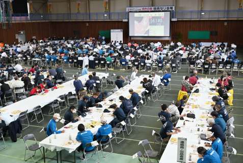 （別カット）大型スクリーンに枝肉の写真を映し出し進められる出品牛の競り＝９日、南九州市の知覧体育館