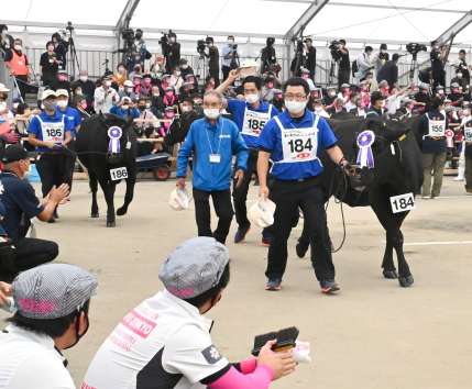首席を獲得し、観客に感謝する出品者ら＝９日、霧島市牧園