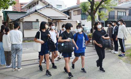 自由な服装で登校する生徒たち＝鹿児島市の鴨池中学校