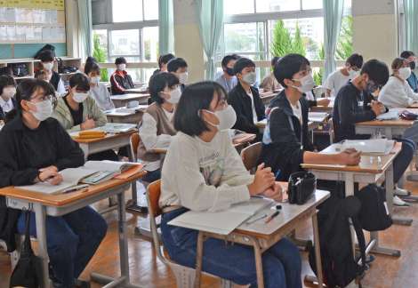 自由な服装で授業を受ける生徒たち＝鹿児島市の鴨池中学校