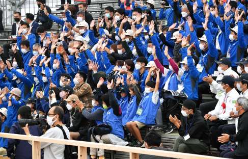 和牛日本一を喜ぶ鹿児島県関係者＝１０日午前、霧島市牧園