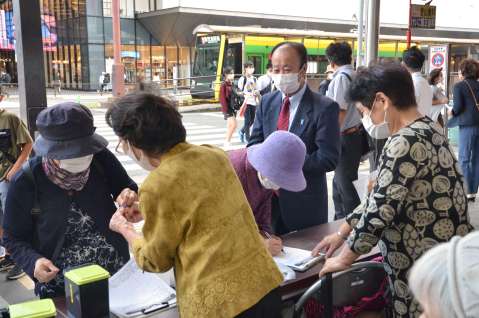 署名を呼び掛ける市川健一さんら＝１０日、鹿児島市