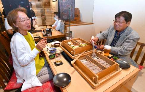 鹿児島黒牛のせいろ蒸しを味わう来店客＝１０日午後、鹿児島市山之口町の「華蓮」鹿児島店