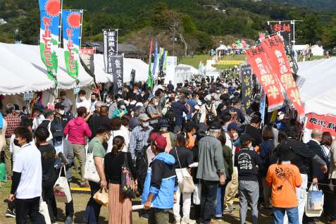 来場者でごった返す催事会場＝８日、霧島市牧園